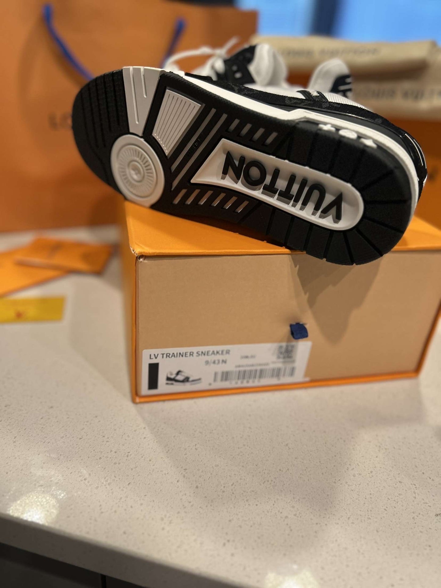 LV trainer Black & White