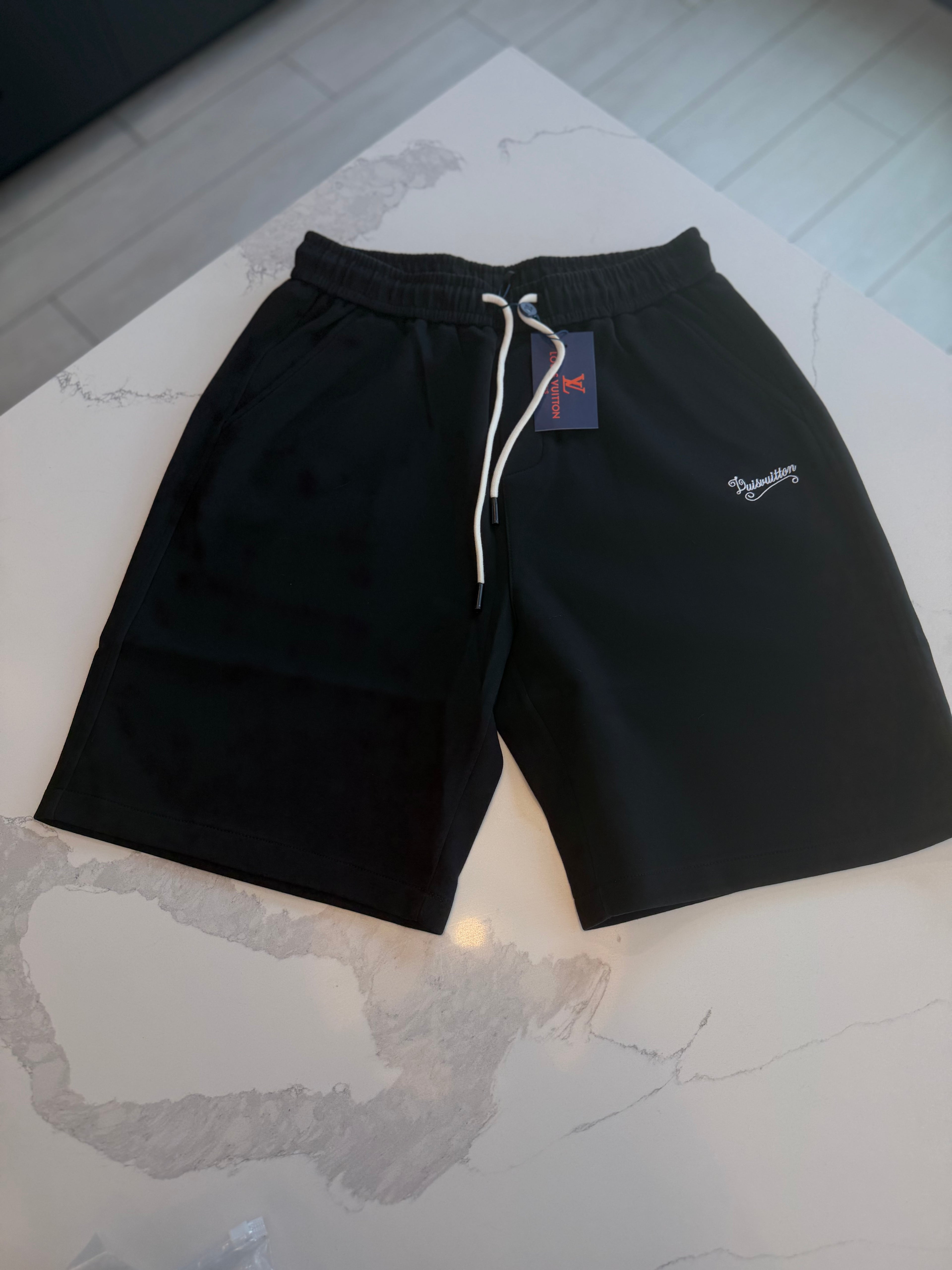 Lv Shorts L,XL