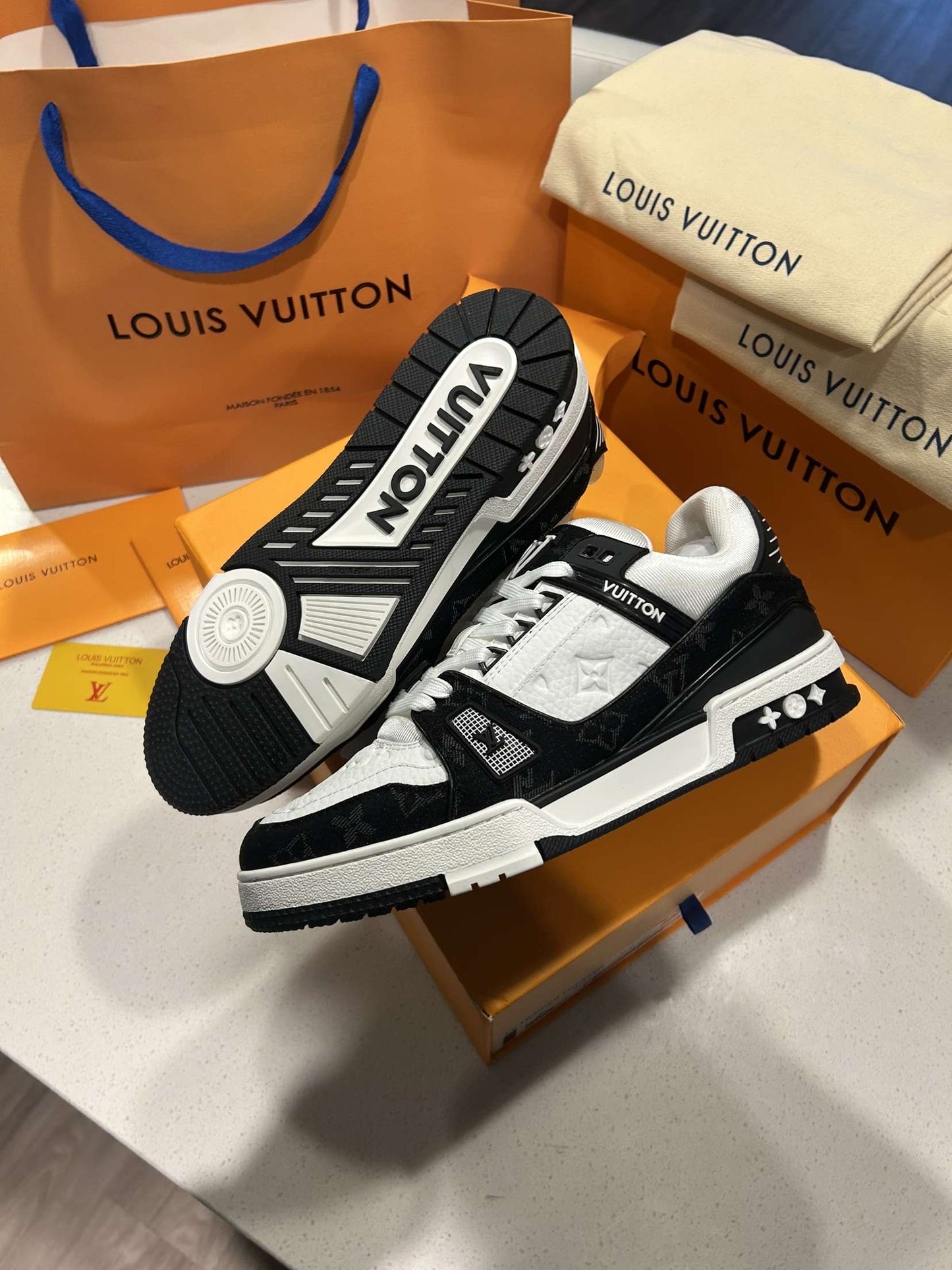 LV trainer Black & White