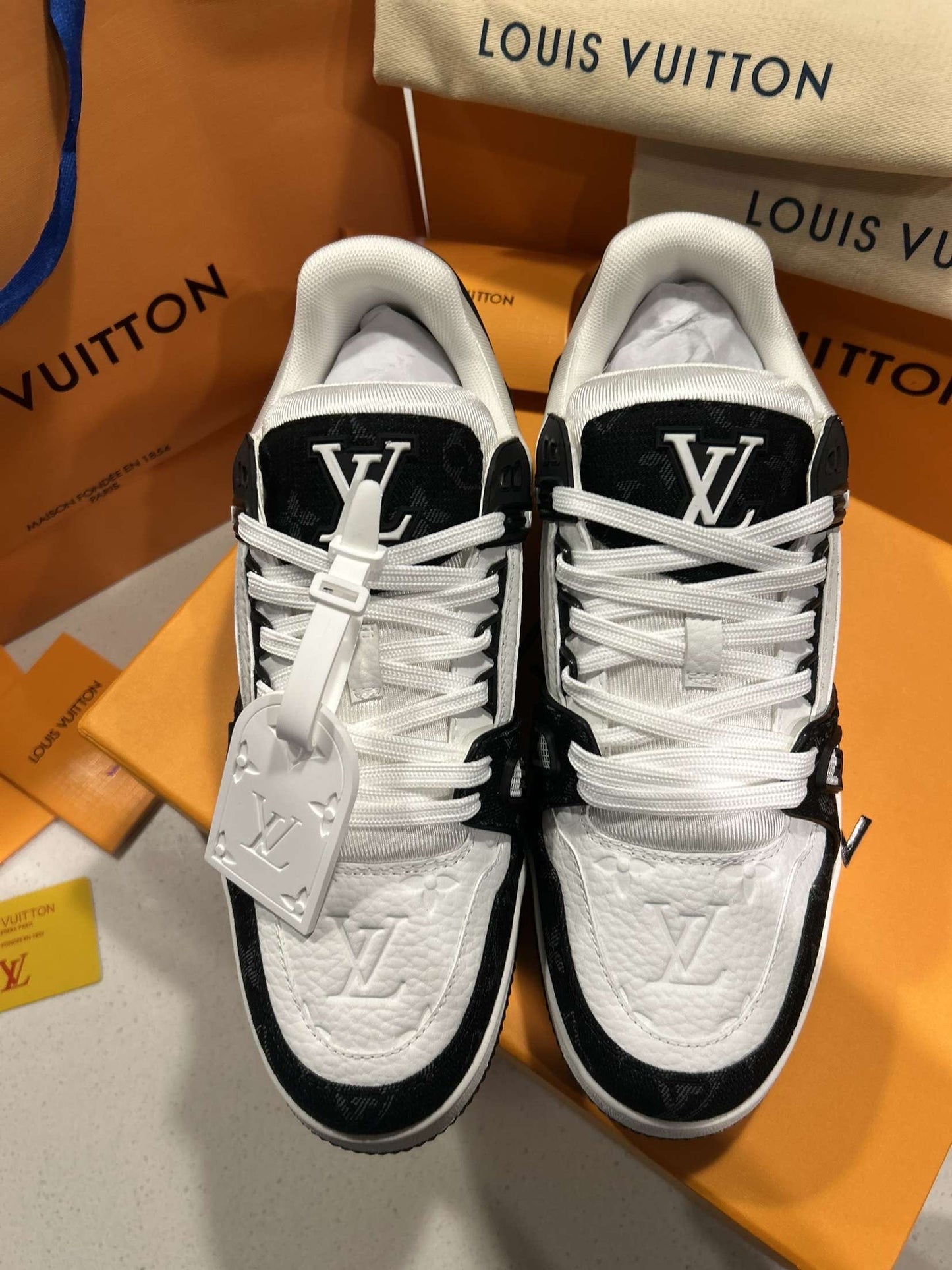 LV trainer Black & White