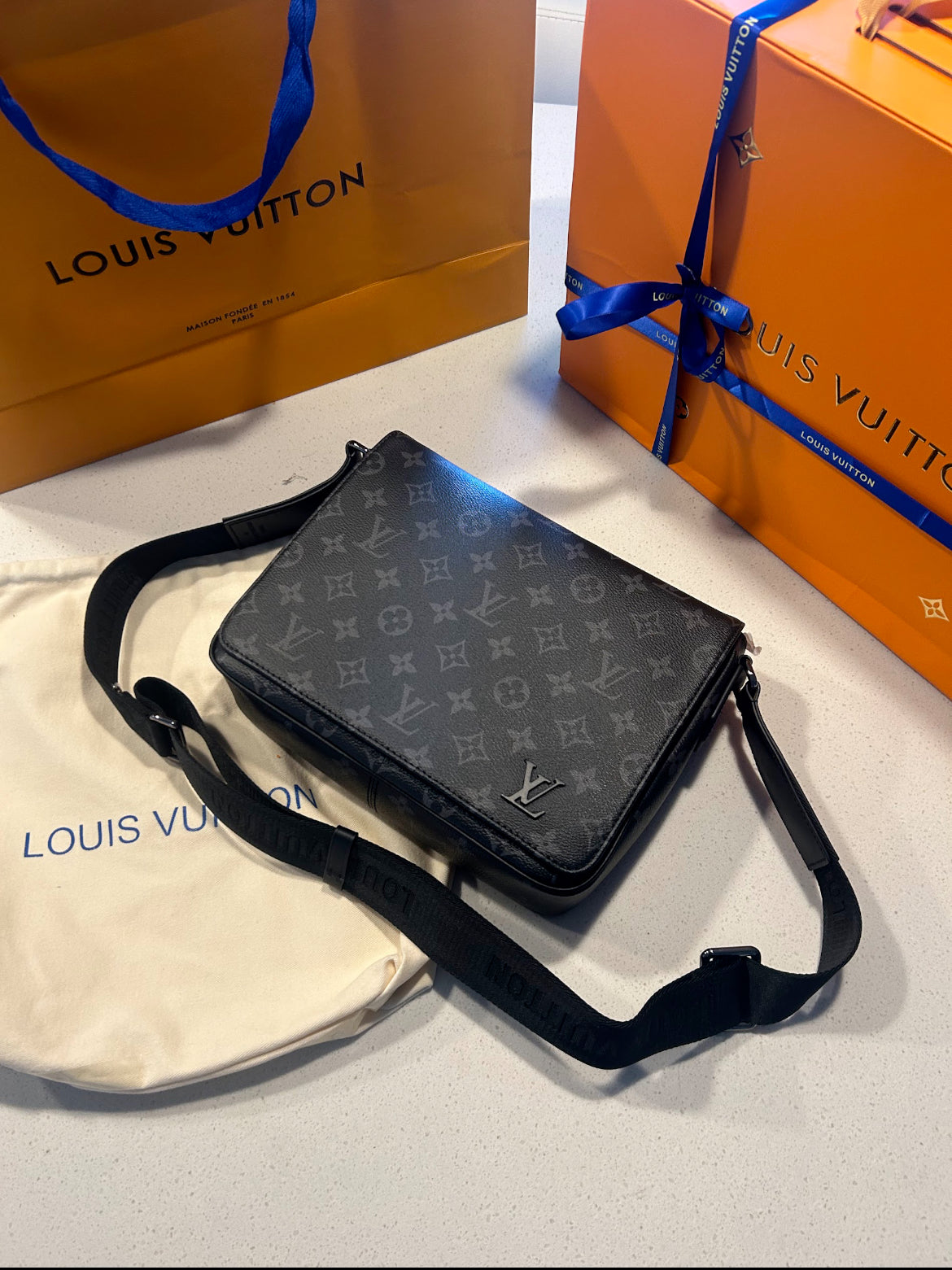 Louis Men’s Magnetic Messenger Bag